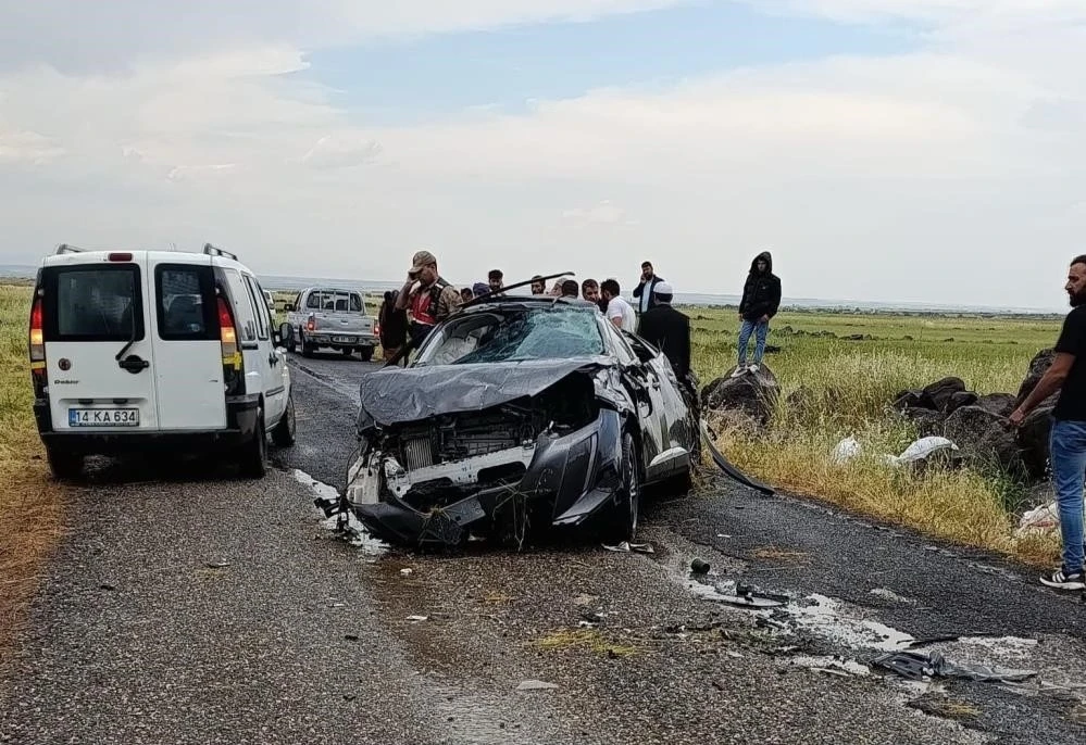 Diyarbakır&rsquo;da 2 kişinin &ouml;ld&uuml;ğ&uuml; kaza anı cep telefonu kamerasına yansıdı
