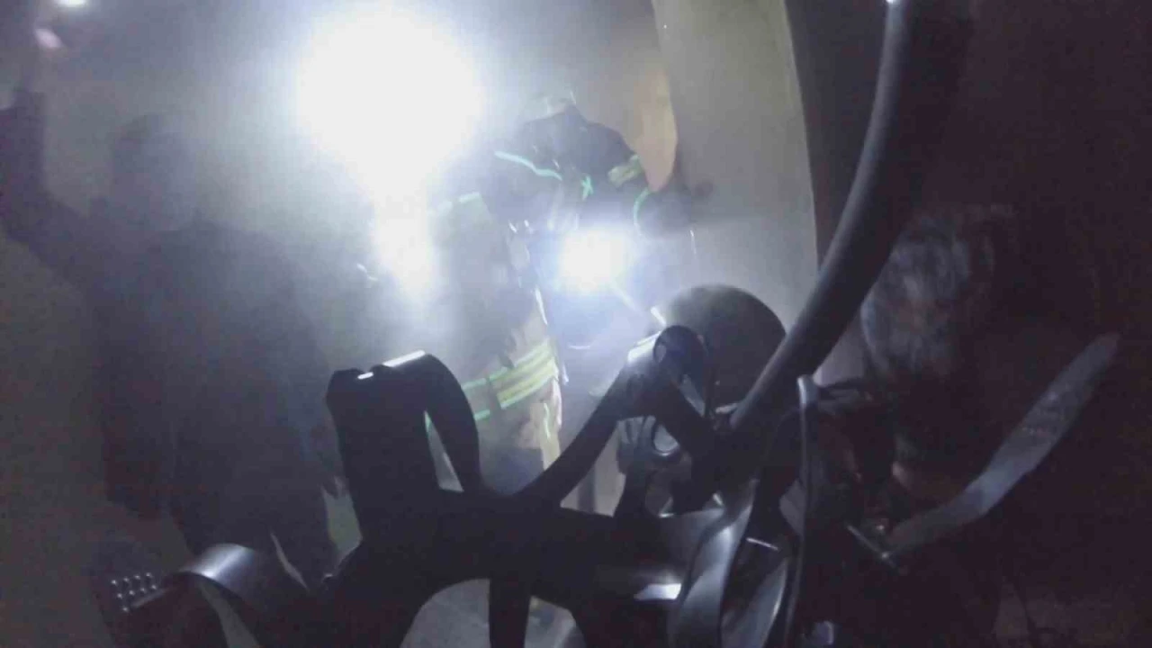 Diyarbakır’da 2’si çocuk 7 kişinin etkilendiği yangın kask kamerasına yansıdı
