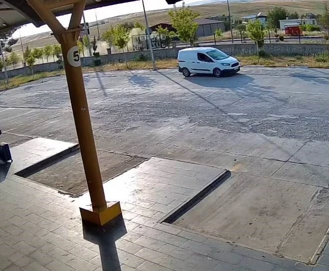 Diyarbakır&rsquo;da 3 kişinin yaralandığı trafik kazası g&uuml;venlik kameralarına yansıdı
