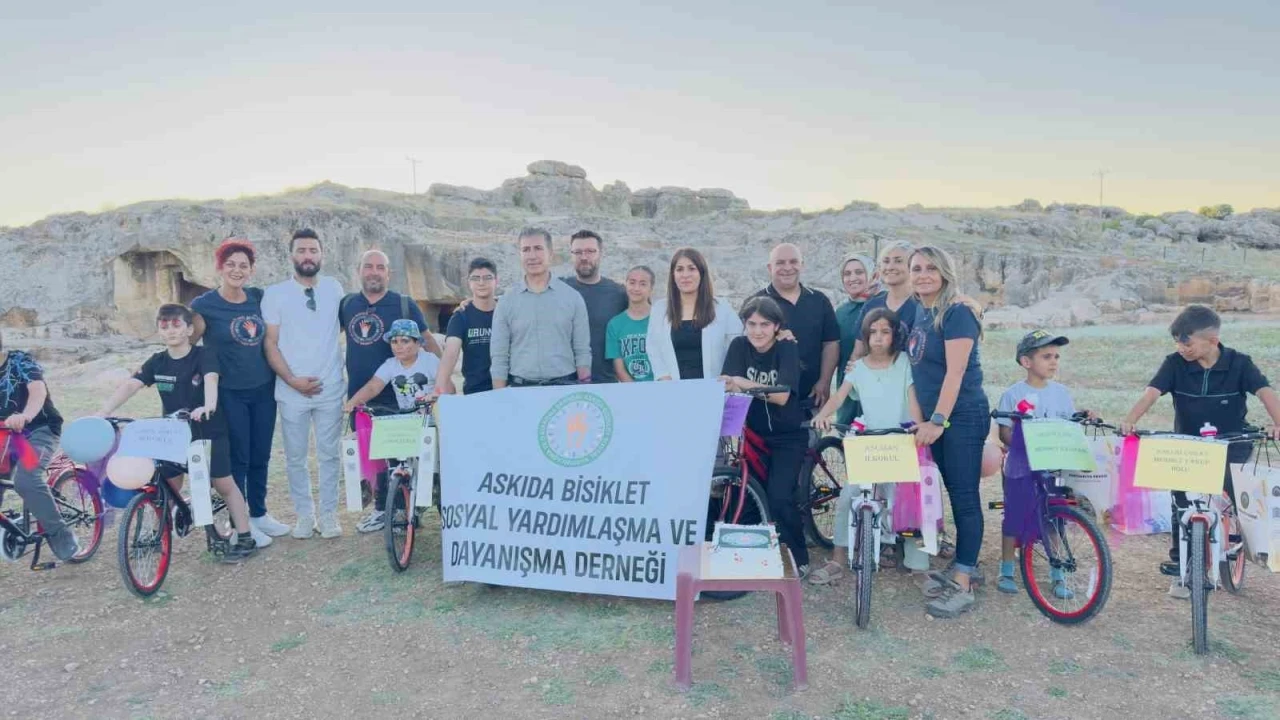 Diyarbakır’da 30 yetim ve öksüz çocuğa karne hediyesi olarak bisiklet verildi
