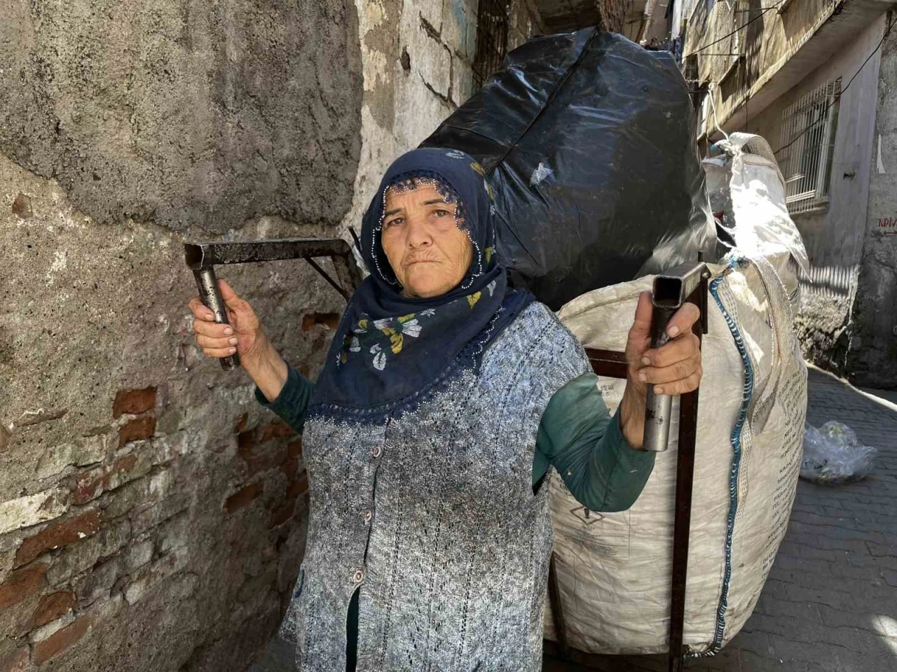 Diyarbakır’da 65 yaşındaki kadın, 20 yıldır çöp toplayarak geçimini sağlıyor