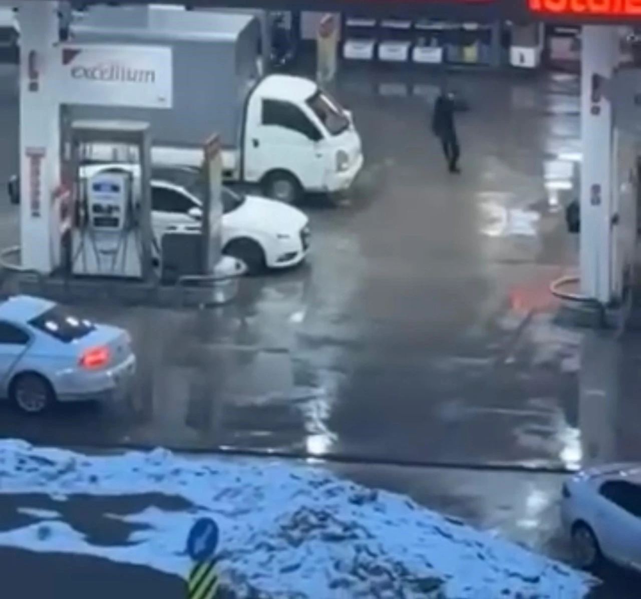 Diyarbakır&rsquo;da akaryakıt istasyonunda silahlı kavga: 1 yaralı
