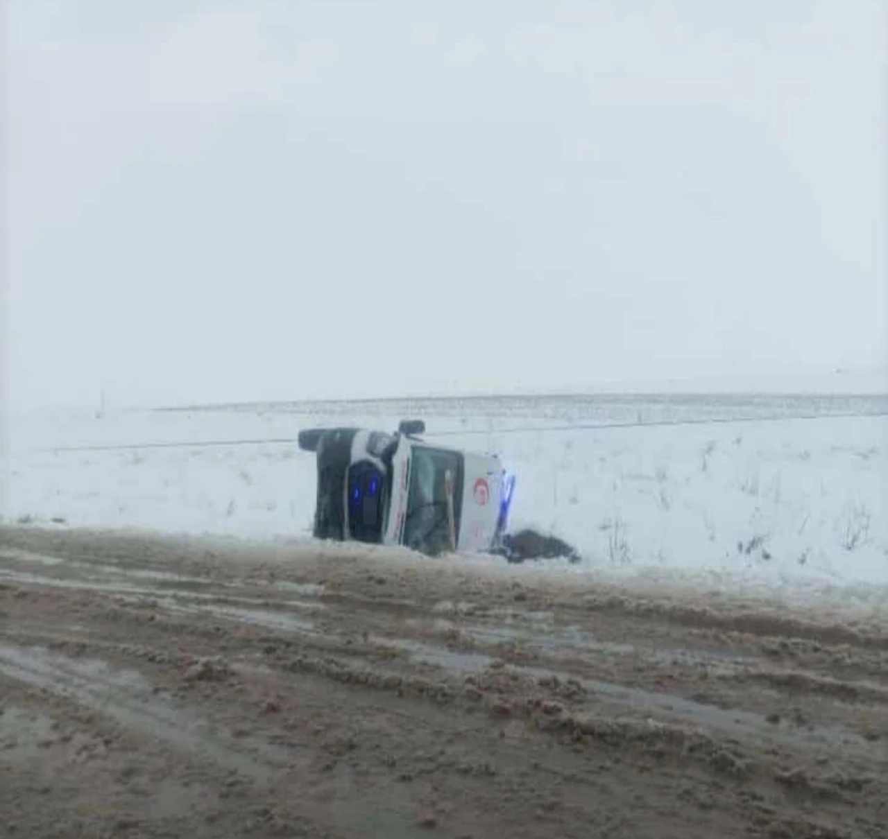 Diyarbakır&rsquo;da ambulans devrildi: 3 yaralı
