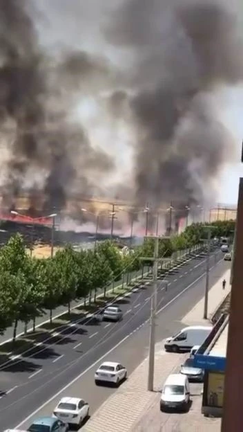 Diyarbakır&rsquo;da anız yangını: Dumanlar g&ouml;ky&uuml;z&uuml;n&uuml; kapladı
