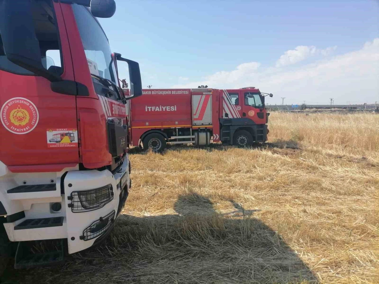 Diyarbakır&rsquo;da anız yangınlarına itfaiye ekiplerinden m&uuml;dahale
