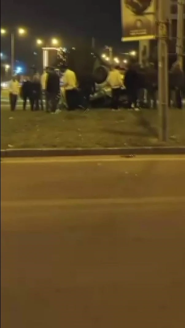 Diyarbakır’da araç refüje uçtu: 1 yaralı
