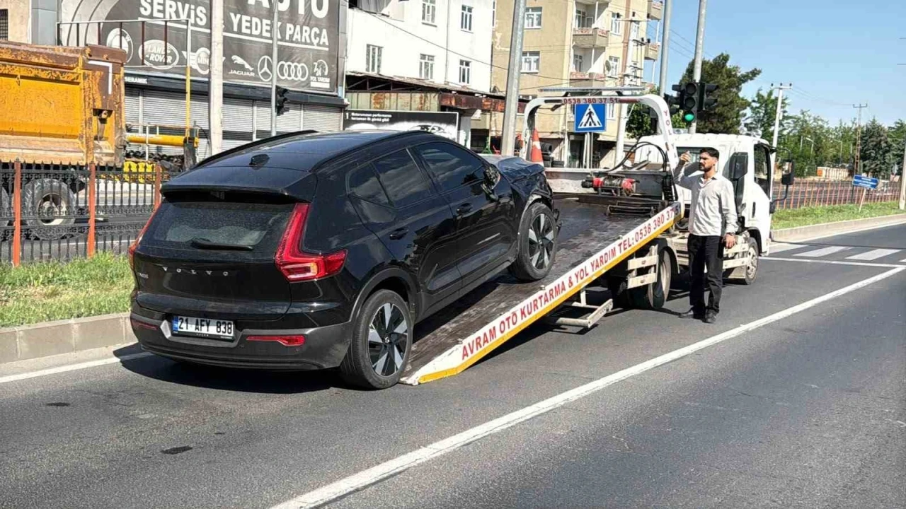 Diyarbakır&rsquo;da aracın &ccedil;arptığı yaya ağır yaralandı
