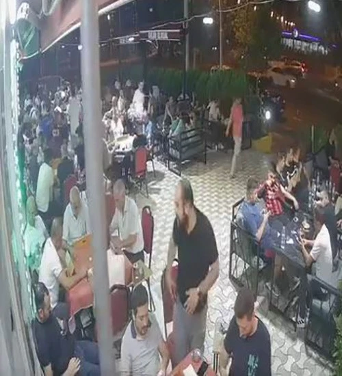 Diyarbakır&rsquo;da aracın yayaya &ccedil;arpma anı g&uuml;venlik kamerasına yansıdı
