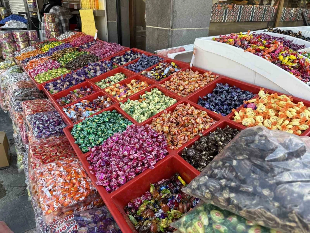 Diyarbakır’da bayram şekerleri tezgahtaki yerlerini aldı
