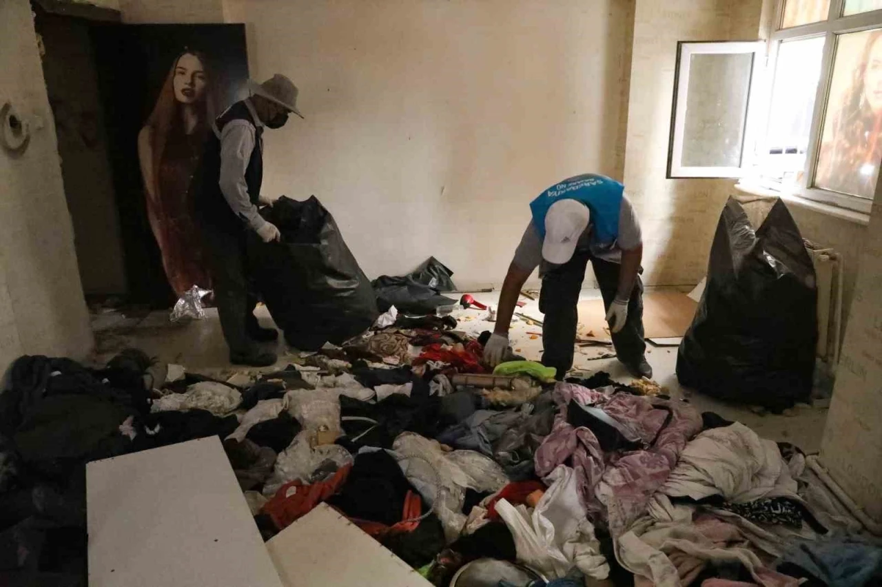 Diyarbakır&rsquo;da bir evden 3 kamyon &ccedil;&ouml;p &ccedil;ıkartıldı
