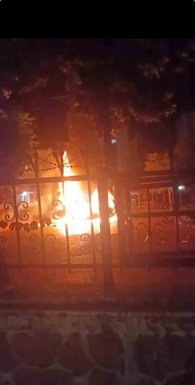 Diyarbakır’da bir şahıs önce aracını sonra kendini yaktı
