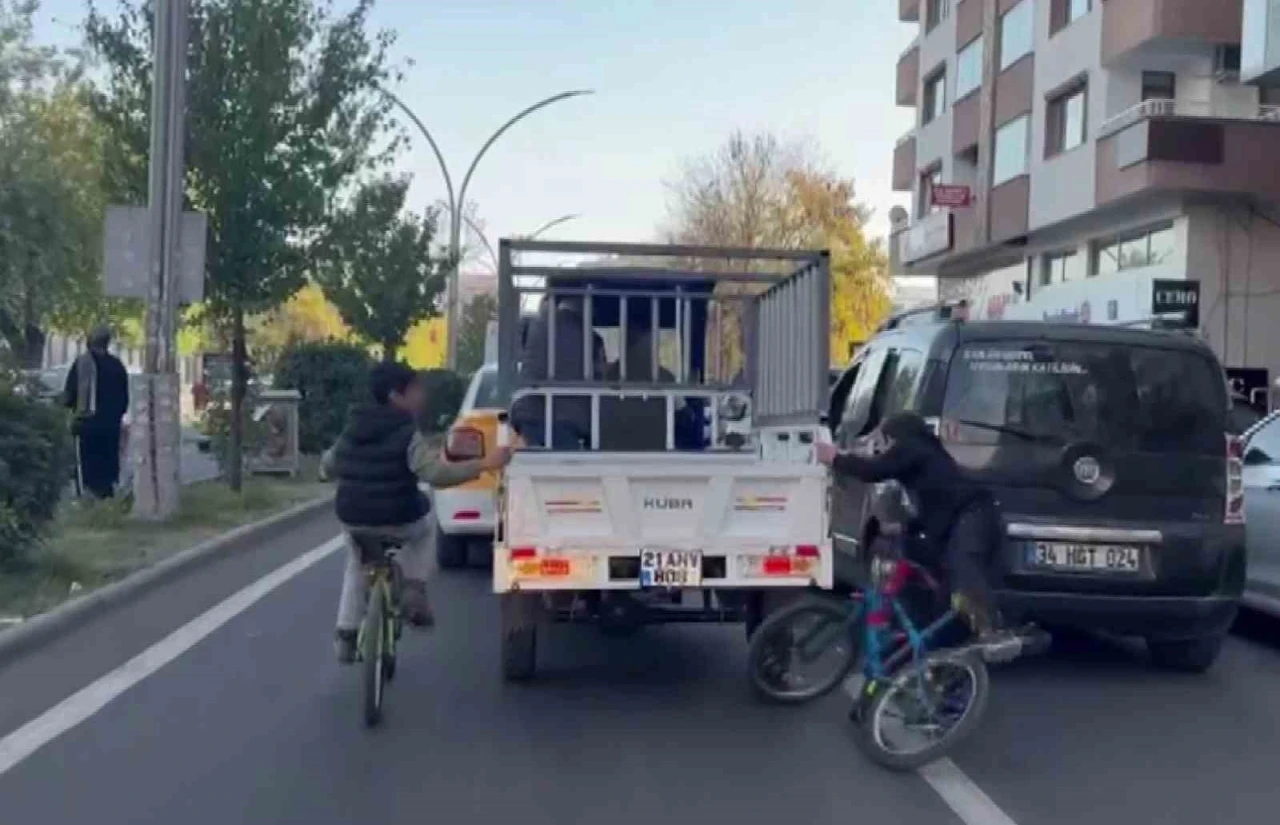 Diyarbakır’da bisikletli çocukların tehlikeli yolculuğu
