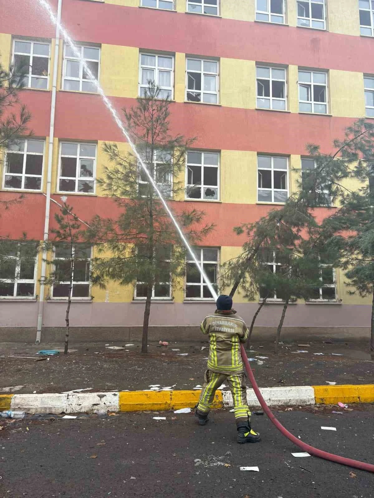 Diyarbakır&rsquo;da boş okulda yangın
