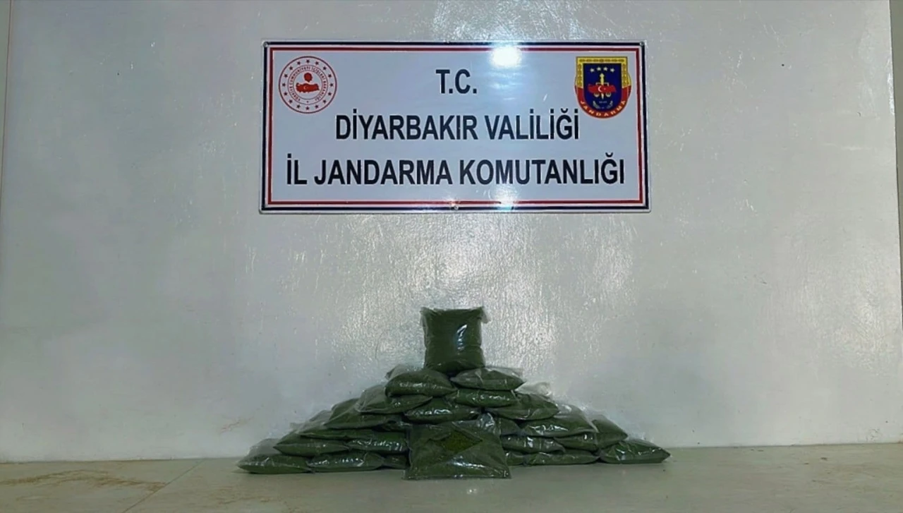 Diyarbakır’da çalılıklar arasında muhafaza edilmiş 77 kilo esrar ele geçirildi
