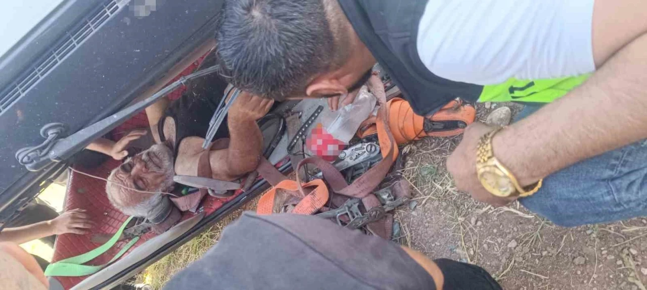 Diyarbakır&rsquo;da &ccedil;ekici devrildi, s&uuml;r&uuml;c&uuml; yaralandı
