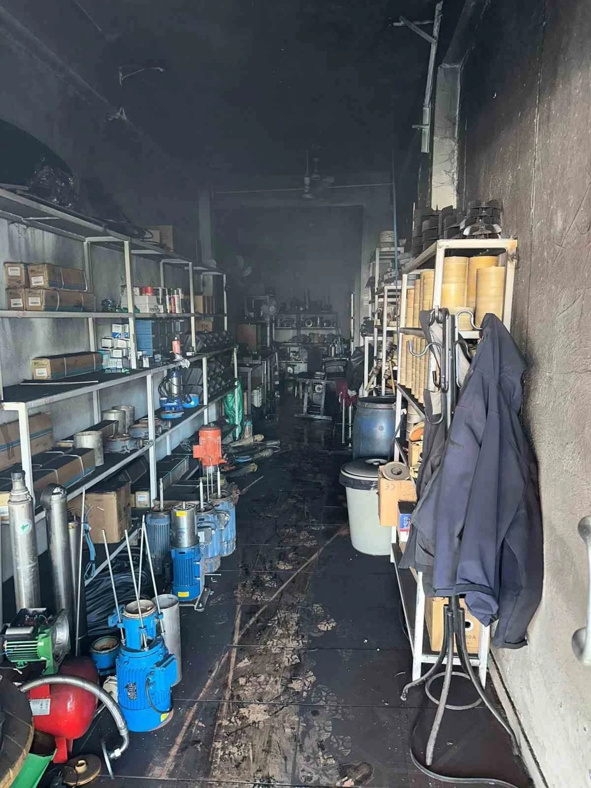 Diyarbakır’da çıkan yangında iş yeri kullanılamaz hale geldi