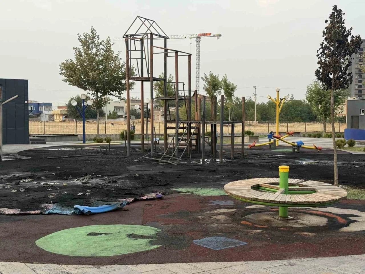 Diyarbakır’da çocuk parkı alevlere teslim oldu
