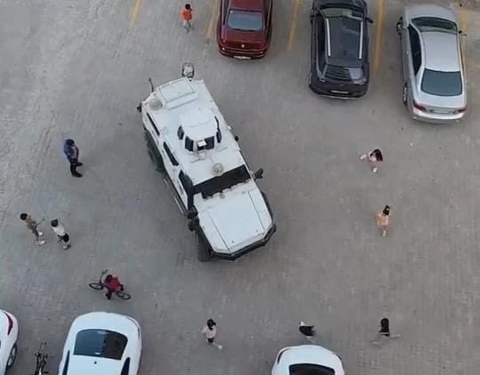 Diyarbakır’da çocuklar polis aracının etrafını sardı, meslek tanıtımı ve araca bindirilmeleriyle merakları giderildi
