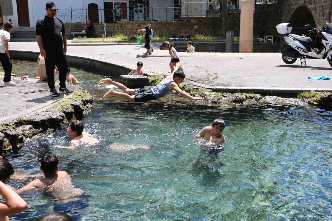 Diyarbakır&rsquo;da &ccedil;ocuklar s&uuml;s havuzunun yolunu tuttu
