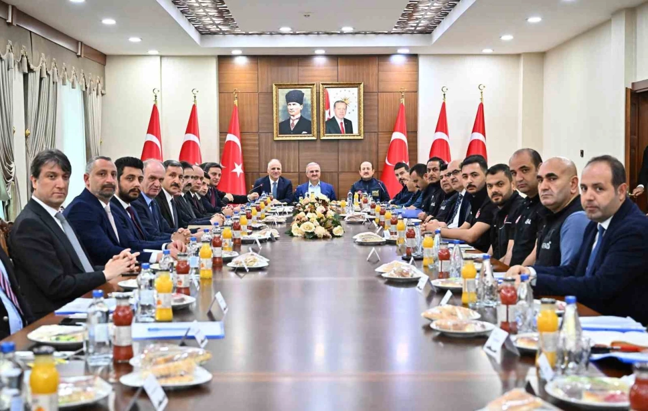 Diyarbakır’da deprem sonrası iyileştirme çalışmaları tüm yönleriyle değerlendirildi
