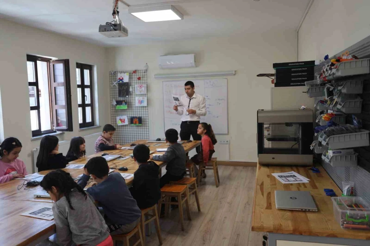 Diyarbakır’da dezavantajlı çocuklar ve okul öğrencileri etkinlik atölyelerinde yazılım gibi birçok alanda eğitim görüyor