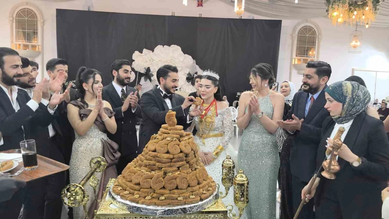 Diyarbakır’da düğün pastası yerine 21 kattan oluşan tescilli burma kadayıf tercih edildi

