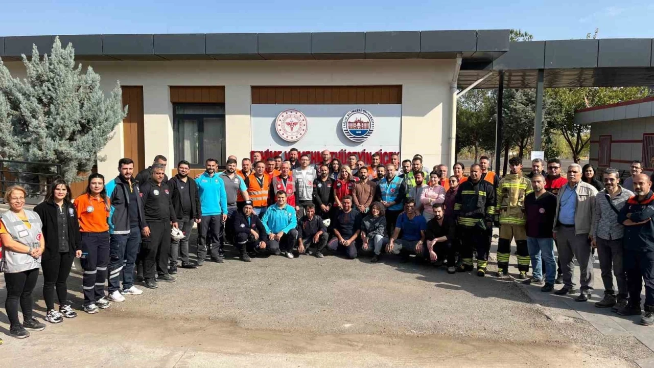 Diyarbakır’da ekiplerin deprem tatbikatı gerçeği aratmadı
