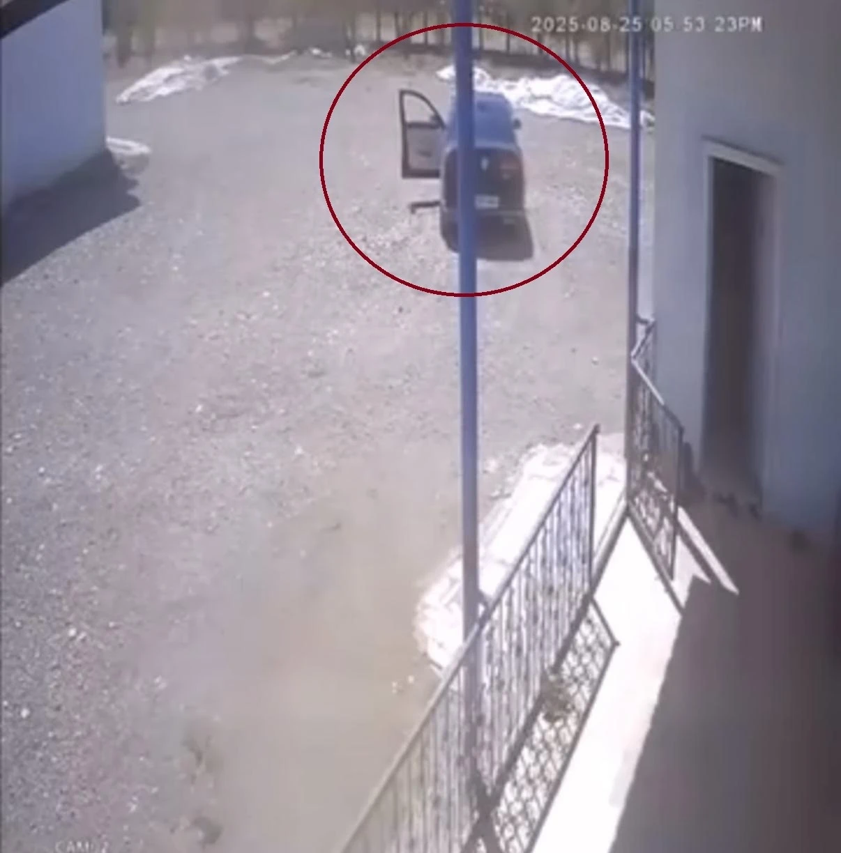 Diyarbakır’da el freni çekilmeyen otomobilin duvara çarptığı anlar kameraya yansıdı
