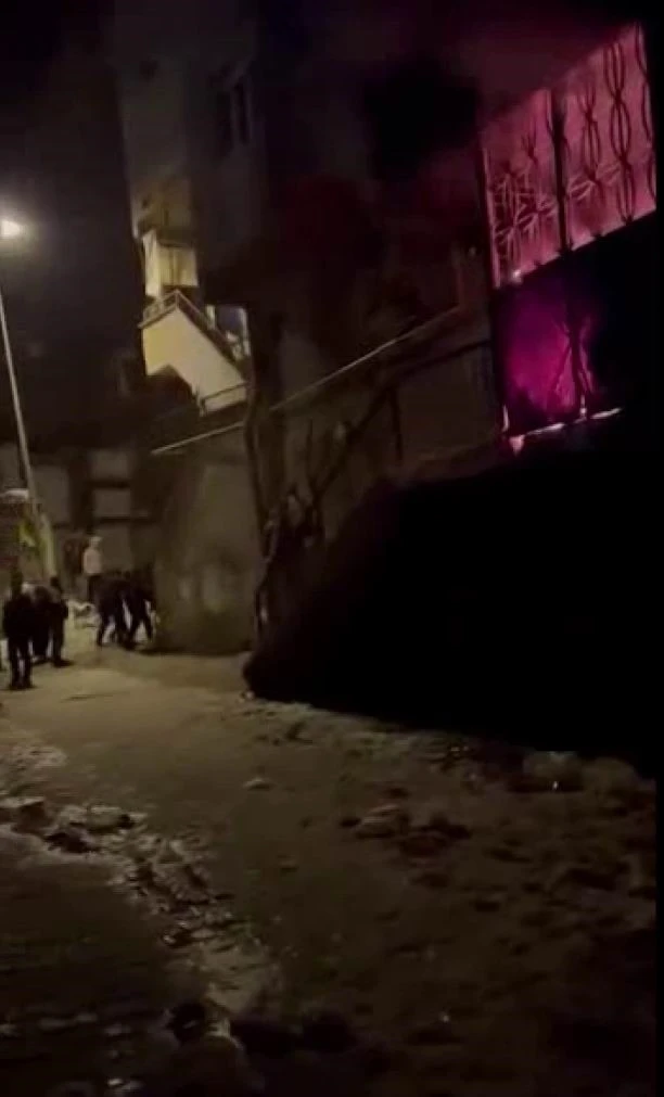 Diyarbakır&rsquo;da ev yangını: 2 kişi dumandan etkilendi, feryatlar y&uuml;rekleri dağladı
