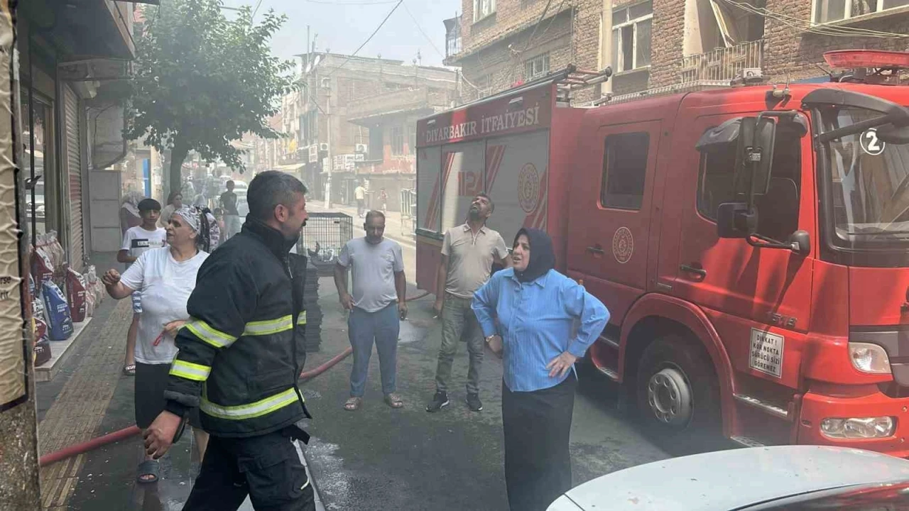 Diyarbakır’da ev yangını: Cadde dumanla kaplandı
