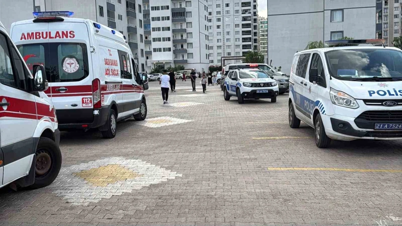 Diyarbakır&rsquo;da ev yangınında 1 kişi dumandan etkilendi
