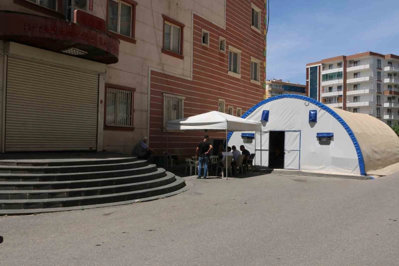 Diyarbakır’da evlat nöbetinde olan anne: &quot;İnşallah barış olur, çocuklar eve döner&quot;
