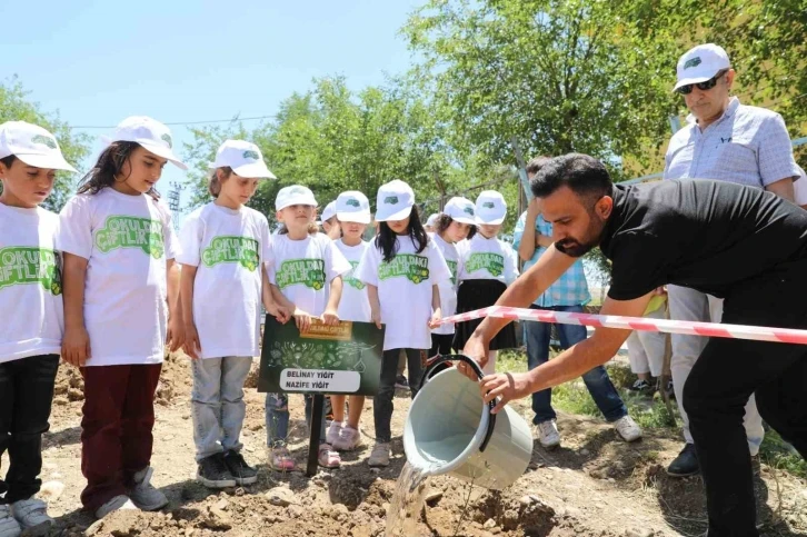 Diyarbakır’da fidanlar miniklerin eliyle toprakla buluştu
