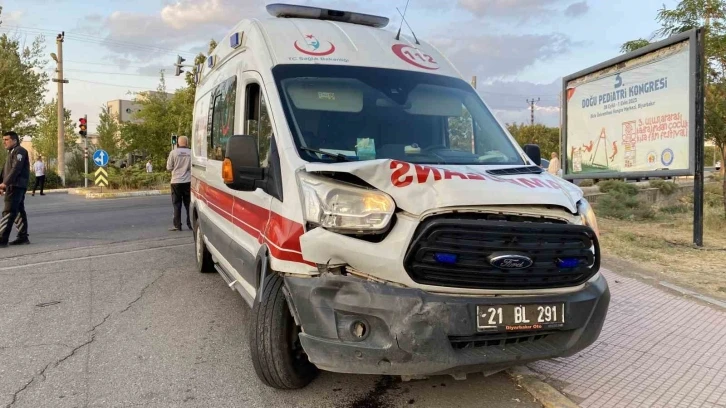 Diyarbakır&rsquo;da hasta taşıyan ambulans kazaya karıştı: 1 yaralı
