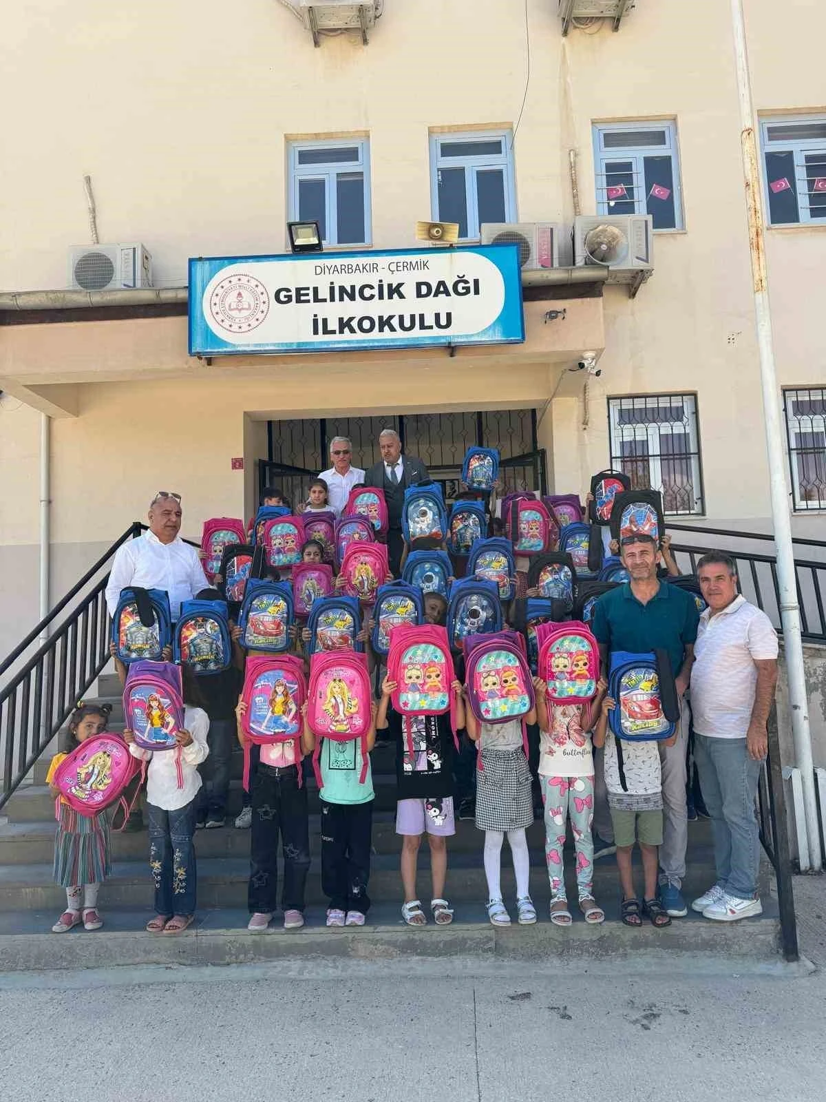 Diyarbakır’da hayırseverlerden 82 okuldaki öğrencilere kırtasiye malzemesi desteği
