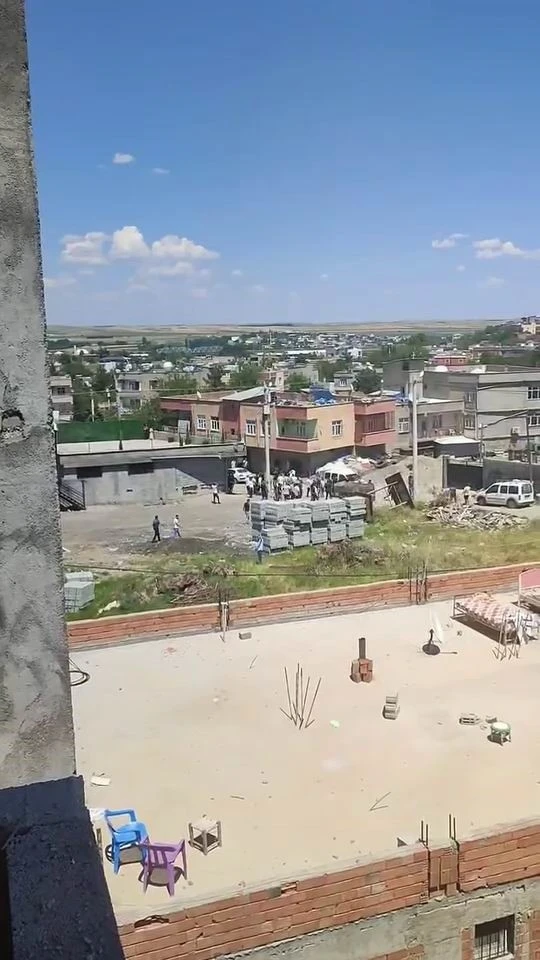 Diyarbakır&rsquo;da iki grup arasında silahlı kavga: 4 yaralı
