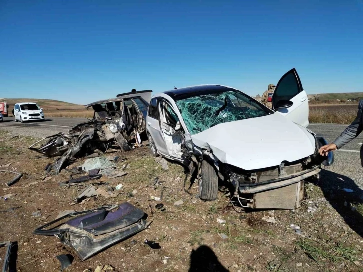Diyarbakır’da iki otomobil kafa kafaya çarpıştı: 2 ölü, 1 yaralı
