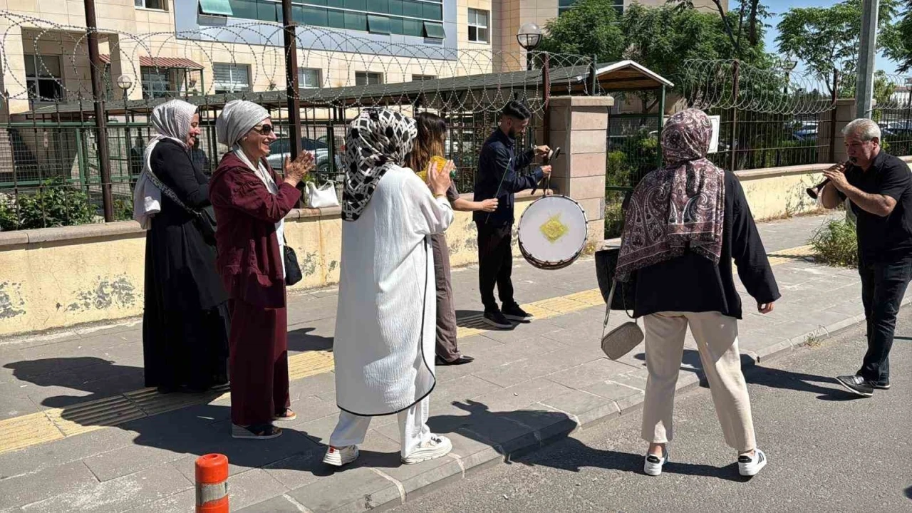 Diyarbakır&rsquo;da ilgin&ccedil; boşanma: Kadının halay &ccedil;ekmesine erkek bağlama &ccedil;alarak cevap verdi
