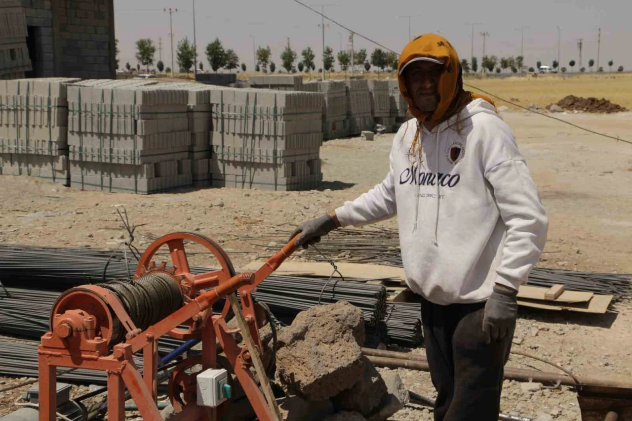 Diyarbakır’da inşaat işçilerinin 49 derece kavurucu sıcaklar altında mücadelesi
