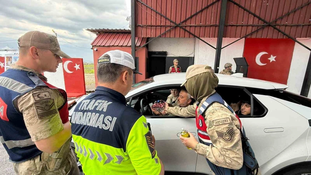 Diyarbakır&rsquo;da jandarma ekipleri Kurban Bayramı &ouml;ncesi trafik uygulaması yaptı
