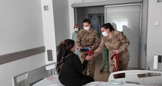 Diyarbakır’da jandarma personeli kadınlarla bir araya gelerek 8 Mart’ı kutladı
