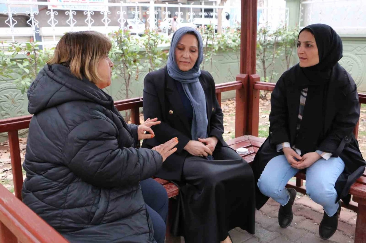 Diyarbakır&rsquo;da kadın muhtarlardan 8 Mart Kadınlar G&uuml;n&uuml; &ccedil;ağrısı: "Kadın cinayetleri son bulsun"
