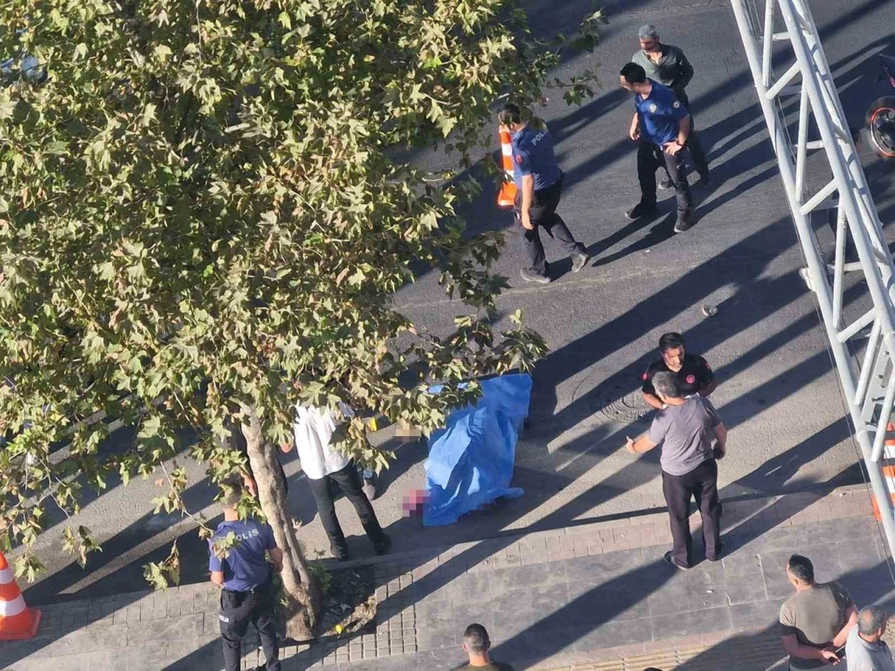 Diyarbakır’da kaldırımda silahlı saldırıya uğrayan kişi hayatını kaybetti
