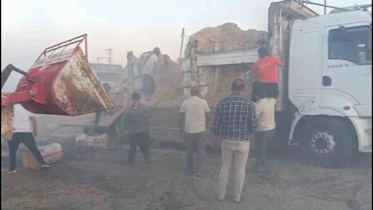 Diyarbakır’da kamyondaki saman balyaları yandı
