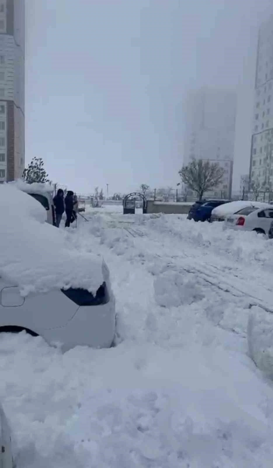 Diyarbakır&rsquo;da kar esareti: Site sakinleri kiraladıkları kep&ccedil;eyle yollarını a&ccedil;tı
