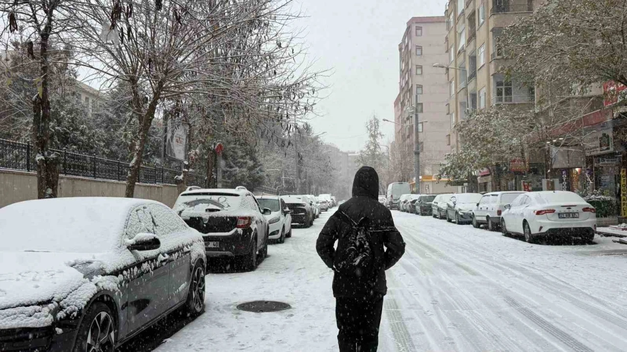 Diyarbakır&rsquo;da kar tatili &ouml;ğleden sonra geldi
