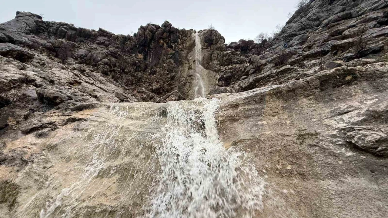 Diyarbakır&rsquo;da kar ve yağmurun ardından şelale yeniden akmaya başladı
