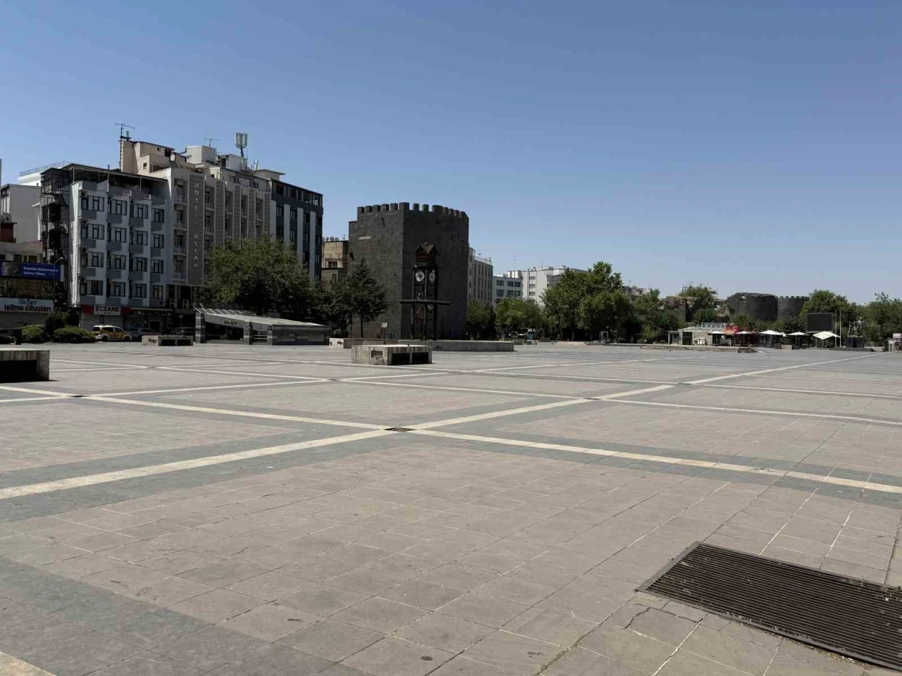Diyarbakır’da kavurucu sıcaklar tarihi mekanları boşalttı
