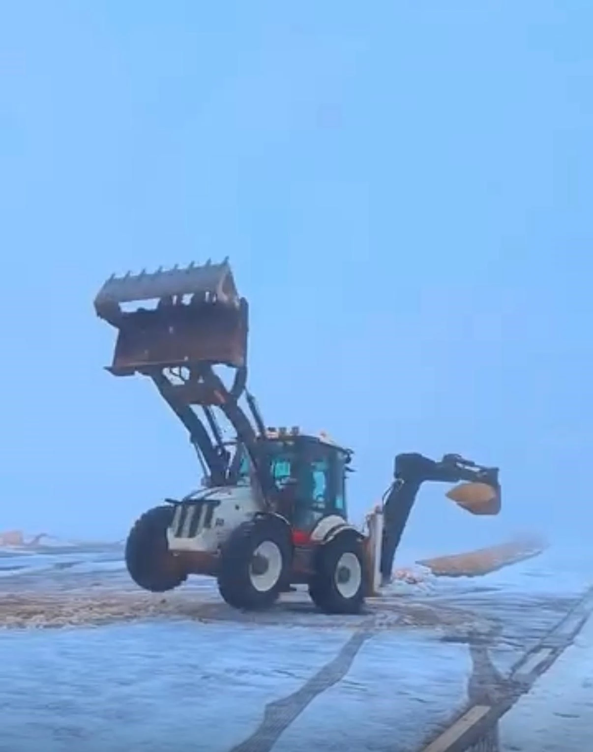 Diyarbakır&rsquo;da kep&ccedil;e operat&ouml;r&uuml; iş makinasıyla drift attı
