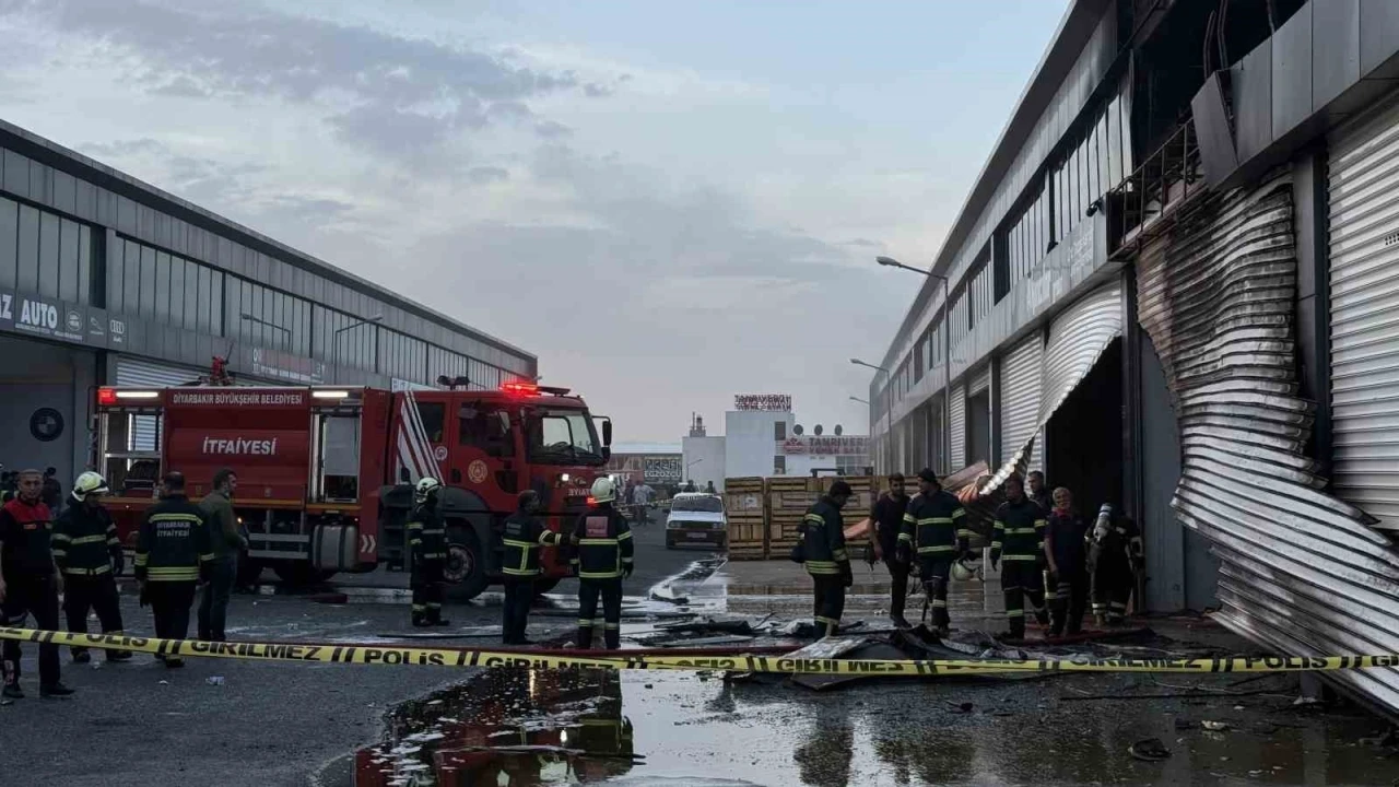 Diyarbakır’da kepenk tamiri sırasında çıkan kıvılcımla 4 dükkan yandı
